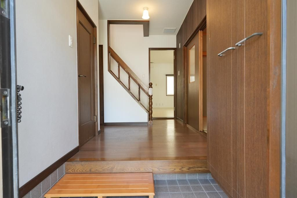 六十谷戸建の玄関