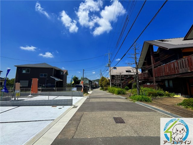 神戸市西区押部谷町西盛の新築一戸建の前面道路含む現地写真