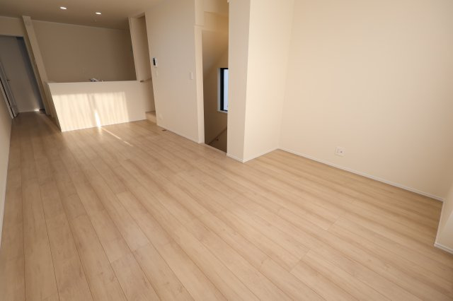 《仲介手数料無料》南区辻４丁目15-15(B号棟)新築一戸建てハートフルタウンの居間・リビング|撮影日 2025年11月15日 15:30 晴れ