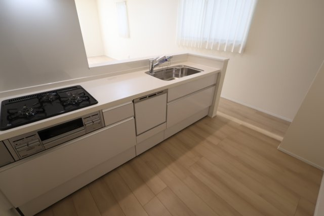 《仲介手数料無料》南区辻４丁目15-15(B号棟)新築一戸建てハートフルタウンのキッチン|撮影日 2025年11月15日 15:30 晴れ