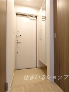 広島市安佐北区亀山２丁目のアパートの玄関|ミラー付き大型シューズボックス