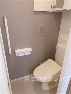 広島市安佐北区亀山２丁目のアパートのトイレ|シャワートイレ・収納棚あり