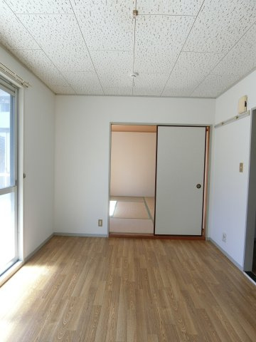 アーバン錦町の洋室