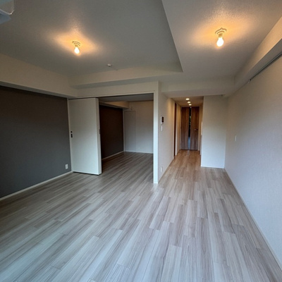 【居間・リビング】 | パークアクシス新宿百人町 | ※写真は同タイプ住戸です。