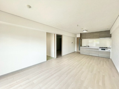 【居間・リビング】 | ハイロイヤル緑地公園パートⅡA棟 | エイブルだけの嬉しいサービス、ご用意しております。詳細は、お気軽に当社までお問合せ下さいませ！