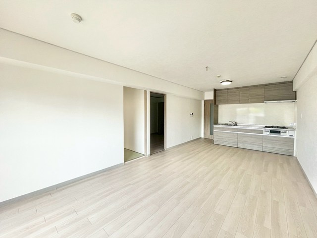 【居間・リビング】 | ハイロイヤル緑地公園パートⅡA棟 | エイブルだけの嬉しいサービス、ご用意しております。詳細は、お気軽に当社までお問合せ下さいませ！