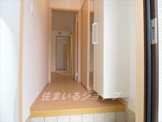 安芸高田市甲田町高田原のアパートの玄関|ミラー付き大型シューズボックス