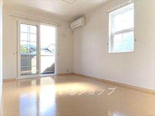 安芸高田市甲田町高田原のアパートの居間・リビング|エアコン付き