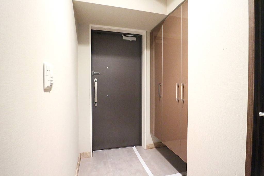 メゾンドール瓢箪山の玄関