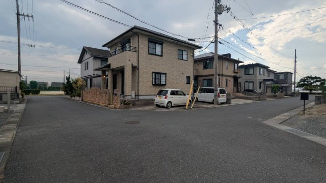 岡山市南区郡　中古戸建の前面道路含む現地写真|前面道路は、北東側幅員約５．５ｍ、南東側幅員約６．５ｍあります。