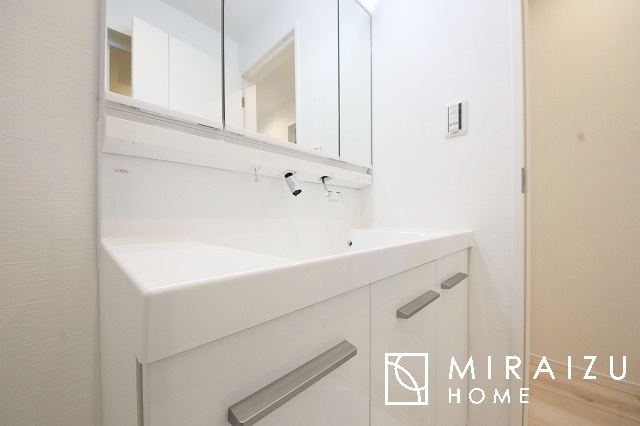 【独立洗面台】 | 高級感漂う洗面台です。鏡の後ろの収納棚もとても充実しております。コスメが大好きな奥様も、女子力高いご主人様もきっとご満足いただける収納力です。三面鏡なので、ヘアセットにも便利です。
