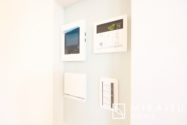 【洗面所】 | 洗濯機置き場と脱衣スペースもしっかりと確保されている洗面室、洗面コーナーは、窓から陽も差し明るく開放的な造りです。家事導線も良いので洗濯物やお湯はりもストレスフリーに毎日家事を楽しめそうです。
