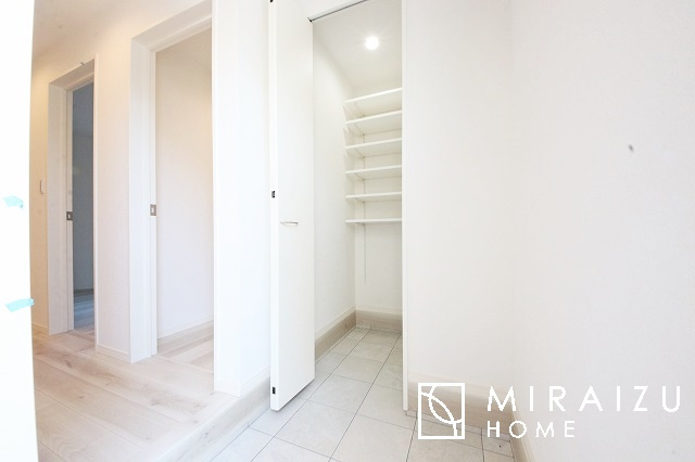 【玄関】 | いってきます♪ただいま♪明るい声が聞こえてきそうな玄関。ナチュラルなカラーがとても清潔感のある造りです♪
