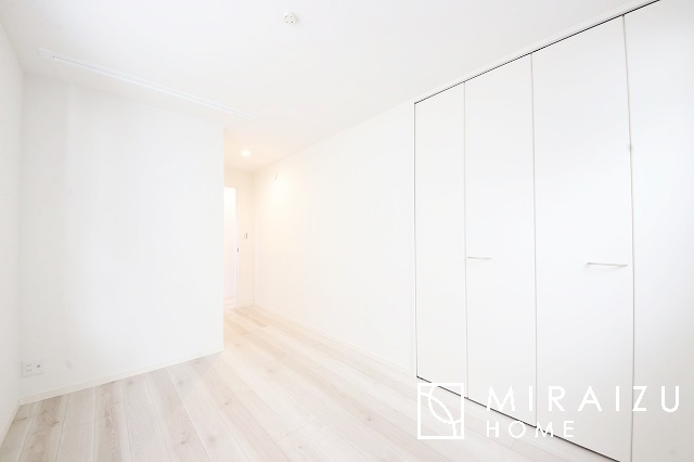 【洋室】 | 居心地の良さそうなリラックスできる空間。独立性のある建物ですので、ご自分の時間を大切にしたご家族様にぴったりです！
