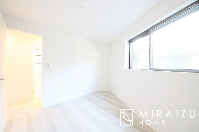 【子供部屋】 | お子様のお部屋にも主寝室にも使えますね。窓が二面についていますので採光もばっちり、空気の入れ替えもOK！自分のお部屋を持ちたいお子様の夢を叶えます！
