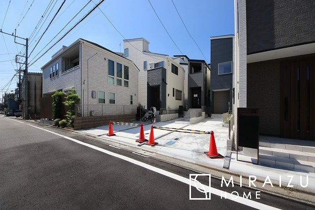 【バルコニー】 | 小鳥の鳴き声で目覚める朝、爽やかな風が入ります。太陽の陽射しでお洗濯物がカラッと乾き、気持ちの良い洋服とお布団で快適に過ごせます。