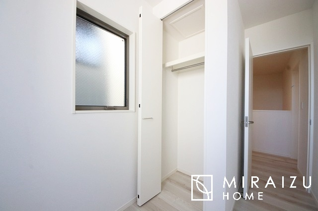 【洋室】 | 心も体も癒されるゆったりと落ち着いた洋室。窓が多いつくりになっています。窓が多いと明るい空間を保ち、室内へ気持ちの良い風も取り込んでくれます。