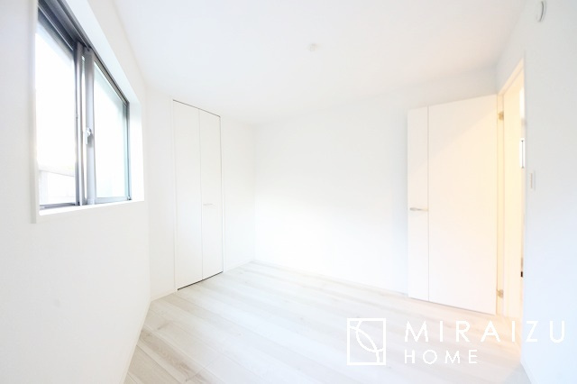 【子供部屋】 | 床のフローリングもオシャレな洋室が嬉しいです。独立性のある住宅ですので、各居室それぞれ、テイストの違うお部屋インテリア造りをしても面白いかもしれませんね！