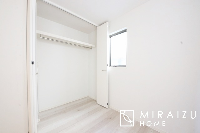 【洋室】 | 小鳥の鳴き声で目覚める朝、爽やかな風が入ります。太陽の陽射しでお洗濯物がカラッと乾き、気持ちの良い洋服とお布団で快適に過ごせます。