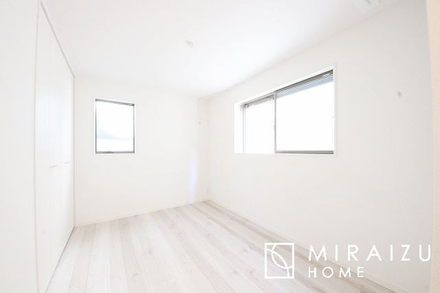 【収納】 | 収納あり、自然な採光ありの洋室。家族みんなが気持ち良く目覚められる、過ごしやすい主寝室などにもお勧め。もちろん、ペットもご一緒に。