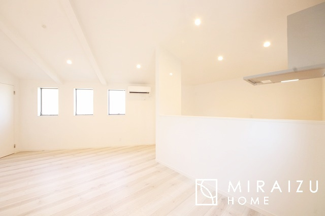 【居間・リビング】 | 陽当たりが心地の良いリビング空間です。日中はカーテンを開けて自然な光を取り込みリラックスして過ごしたいですね、照明器具もセンスの良いものを使いたいですね。
