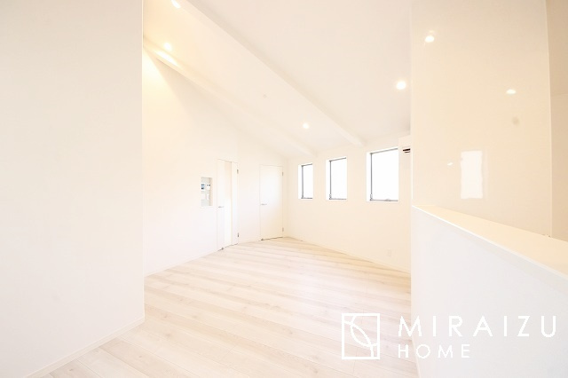 【居間・リビング】 | 明るい光が取り入れられる空間設計のリビングです。インテリア配置もしやすい間取りです。壁や床の色と合わせて落ち着いたインテリアも選びたいですね♪グリーンを飾っても素敵だと思います。
