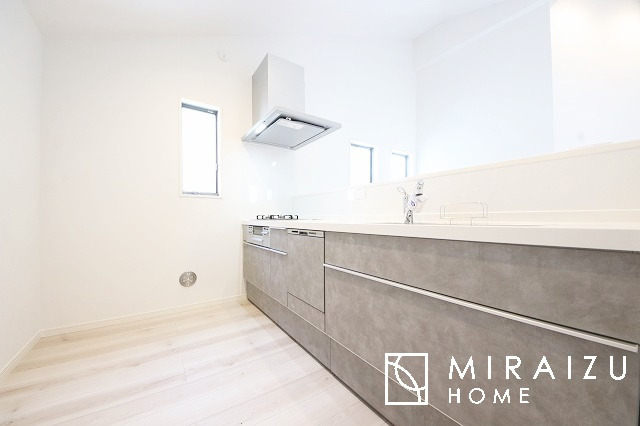 【キッチン】 | 洗練されたキッチンでは毎日の家事を少しでも楽に快適に工夫したいですね、大きいシンクではお皿洗いもストレスフリー、3口コンロでは要領よくお料理も可能です。レンジフードもお掃除がしやすい設計が嬉しい。
