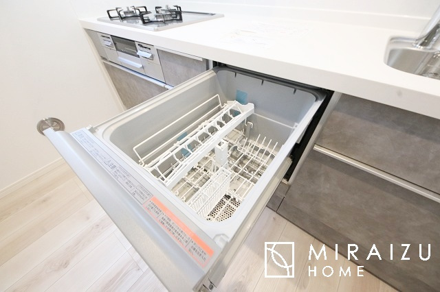 【キッチン】 | スッキリとした形が上品な広々ワイドキッチンです。レンジフードもすっきりとした造りなので圧迫感もございません。窓もあり明るい空間の中で毎日お料理することが可能です。収納スペースも広いのが嬉しいですね。
