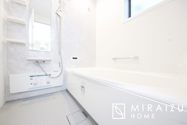 【浴室】 | 清潔感のあるホテルのような広い浴室が自慢です。疲れた日にはお湯をためてリラックスタイムを楽しみたいですね、今はスマホも防水の時代です、半身浴をしながら動画視聴、漫画視聴、楽しく過ごしたいですね^^
