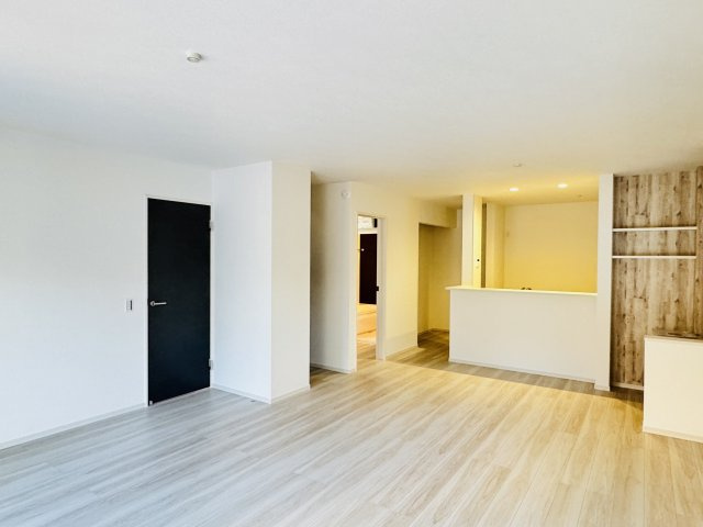 八王子市　緑町　新築一戸建て　６期の居間・リビング|～21.5帖の明るく開放感のあるLDK、家族団欒の時間をお過ごしいただけます～