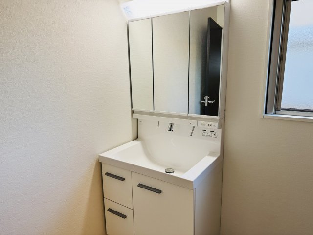 八王子市　緑町　新築一戸建て　６期の独立洗面台|～３面鏡付きの独立洗面台　細々している物をスッキリ収納出来ます～