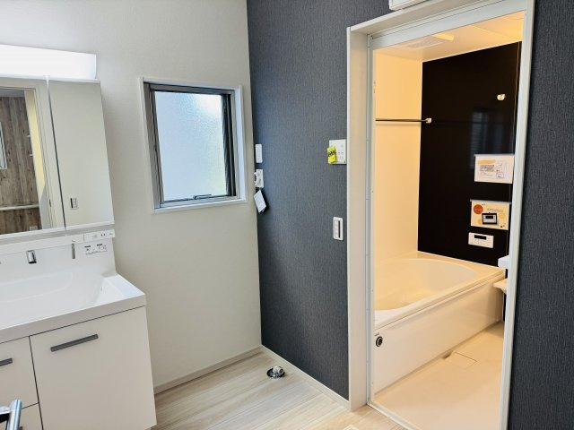 八王子市　緑町　新築一戸建て　６期の脱衣所|～窓付きで明るい洗面所　換気もしやすいです～
