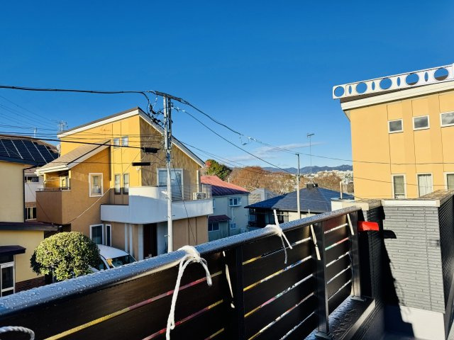 八王子市　緑町　新築一戸建て　６期のバルコニー|～2部屋から出入り可能なバルコニーです～