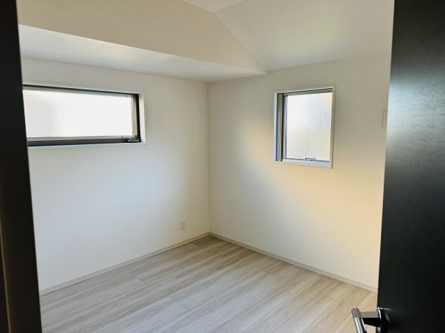 八王子市　緑町　新築一戸建て　６期|～2階5.2帖の洋室　2面採光で明るく風通しの良いお部屋です～