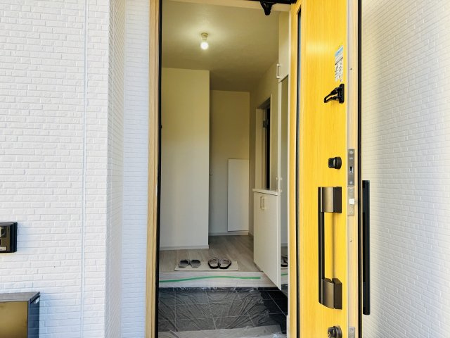 八王子市　緑町　新築一戸建て　６期の玄関|～玄関は安心のWロックキーを採用～