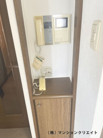 ファミール大手町の防犯設備|リビング入り口にあるモニター付きインターホン