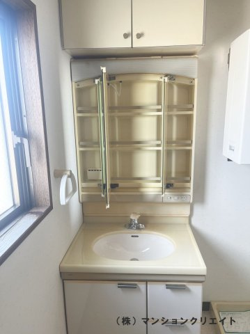 ファミール大手町の洗面所|洗面台の裏は収納です