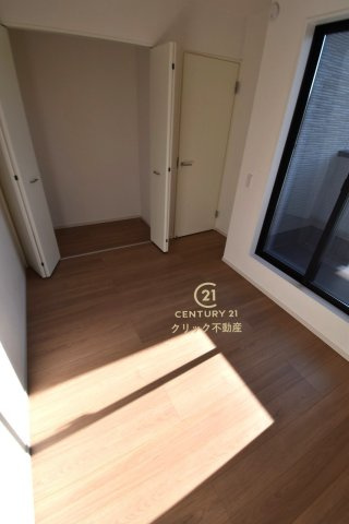 ケイアイフィット　日立市桜川町　2期 　限定1棟！の洋室|折戸を開くと壁面クローゼット。衣類が横一列に並ぶためひと目で洋服が選びやすい！衣類をたくさんお持ちの方もスッキリ片付きます♪