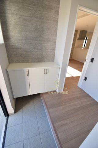 ケイアイフィット　日立市桜川町　2期 　限定1棟！の玄関|シューズボックスの扉の中は可動棚ですので、靴に合わせて高さを自由に変えることができます。