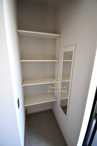 ケイアイフィット　日立市桜川町　2期 　限定1棟！の玄関|ミニトランクとして使えるスペースです。雨具、防災用品等を置くのもいいですね。オープンタイプの可動棚は置きたい物に合わせて自由な使い方ができます。