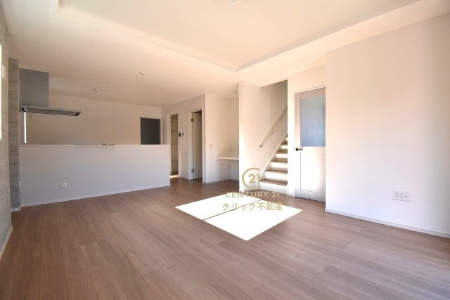 ケイアイフィット　日立市桜川町　2期 　限定1棟！の居間・リビング|折り上げ天井で空間をより広く感じられます。大きなダイニングセットや背の高い観葉植物を置いてもまだまだ余裕♪家族で集まっても人を招いても、空間にゆとりがあると自然に寛げます。