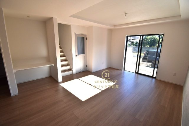 ケイアイフィット　日立市桜川町　2期 　限定1棟！の居間・リビング|リビング階段は家族が自然と顔を合わせる工夫です。リビングのカウンターは家族共有のパソコンを置いたり、ちょっとした書き物ができたりする、自由で便利なスペースです。