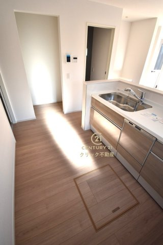 ケイアイフィット　日立市桜川町　2期 　限定1棟！のキッチン|キッチン横のパントリーが嬉しい！生活感の出やすい消耗品や食材のストックはこちらへどうぞ♪