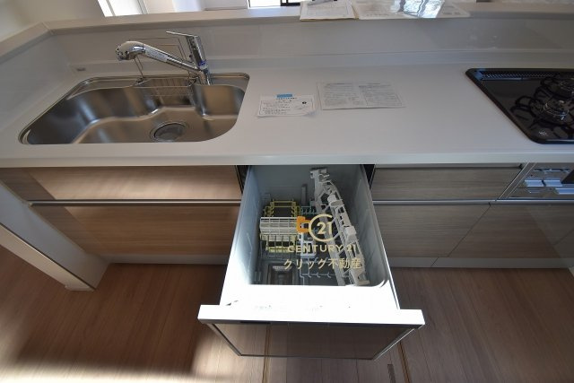 ケイアイフィット　日立市桜川町　2期 　限定1棟！のキッチン|対面式システムキッチンです。十分な広さのキッチンなら家族での分担作業もはかどりそう！食事の後片付けもラクラクの食洗機つき♪水道代の節約になり、気になる手荒れも防げそう！