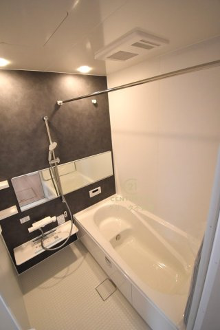 ケイアイフィット　日立市桜川町　2期 　限定1棟！の浴室|浴槽への出入りが安全な低床タイプのユニットバスです。洗い場は滑りにくい速乾床ですので、お子様やご高齢の方にも安心です。自動お湯張りに追焚機能付きのオートバスです。