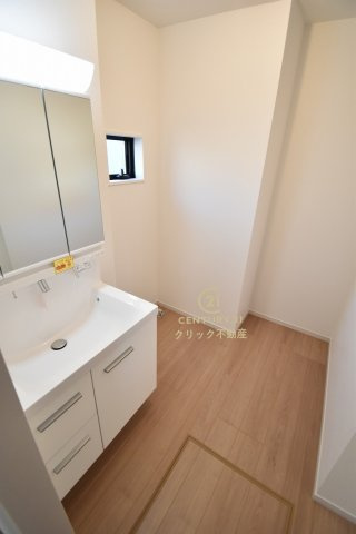 ケイアイフィット　日立市桜川町　2期 　限定1棟！の脱衣所|シャンプードレッサー付き洗面台は、広めで使いやすい、お手入れが楽なデザイン。窓があるので採光、通風良好です！