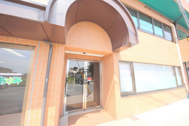 奈良市宝来１丁目の店舗事務所のエントランス