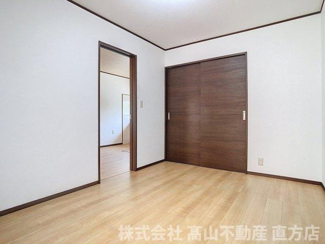 山部戸建ての洋室