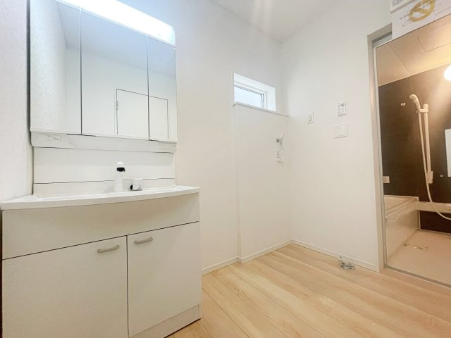 新築戸建・建売　福島市松川町木曽内裡　CRADLE GARDEN　全4棟の独立洗面台|換気しやすい小窓付きで明るく清潔感のあるホワイト基調のランドリースペースです♪