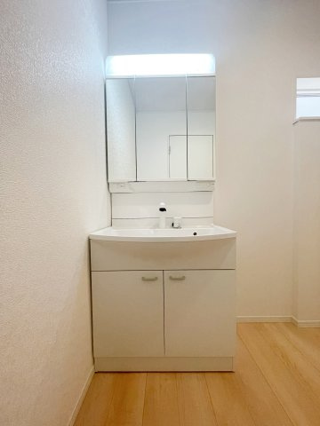 新築戸建・建売　福島市松川町木曽内裡　CRADLE GARDEN　全4棟の独立洗面台|三面鏡タイプの独立洗面台で、身だしなみチェックも収納力も◎洗面まわりもすっきり清潔に保てます！
